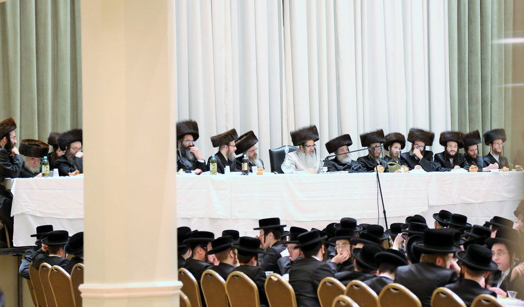 מהר"י מסאטמר במלווה מלכה עם תלמידי ישיבה קטנה