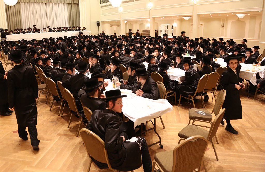 מהר"י מסאטמר במלווה מלכה עם תלמידי ישיבה קטנה