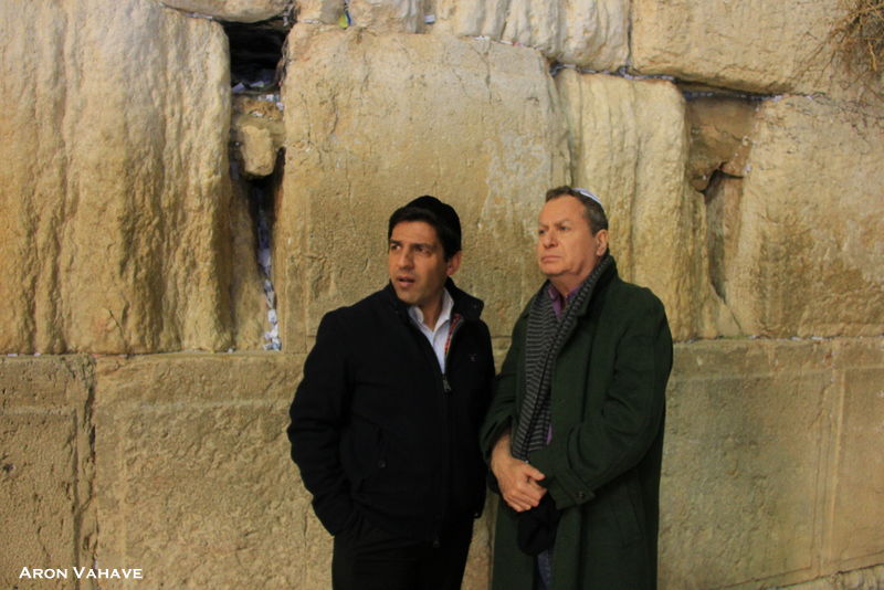 צפו: שלמה בראבא בתפילה בכותל המערבי