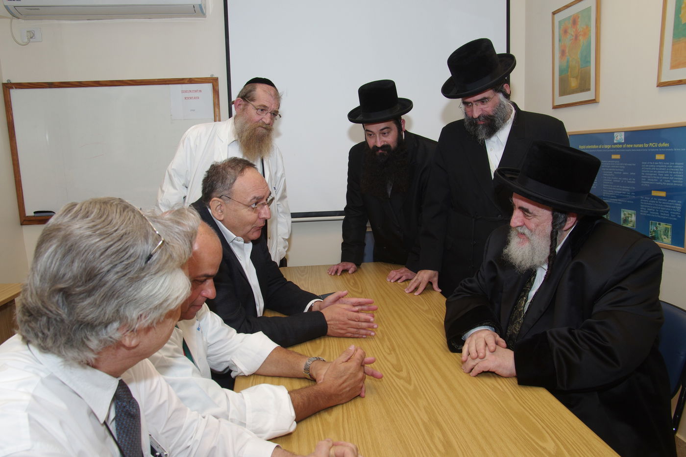 תיעוד: האדמו"ר מויז'ניץ ביקר בתל השומר