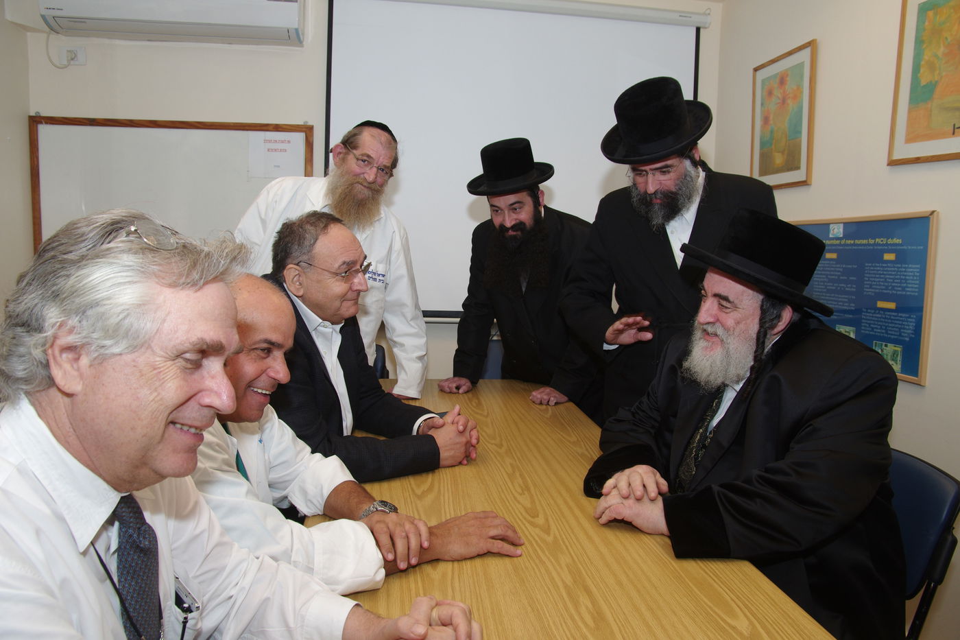 תיעוד: האדמו"ר מויז'ניץ ביקר בתל השומר