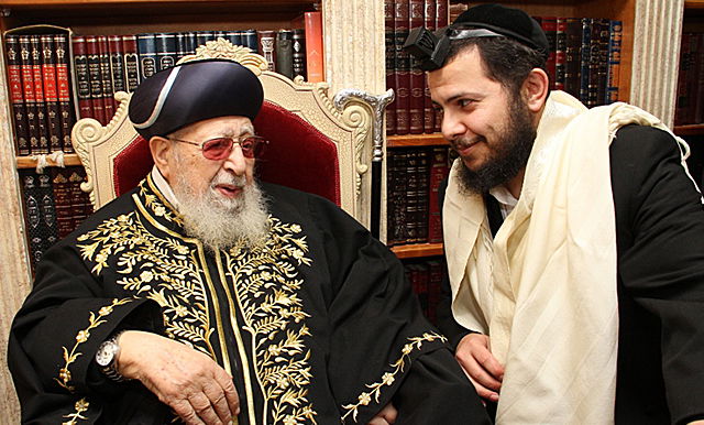 כותב השורות עם מרן הגר"ע יוסף זצוק"ל