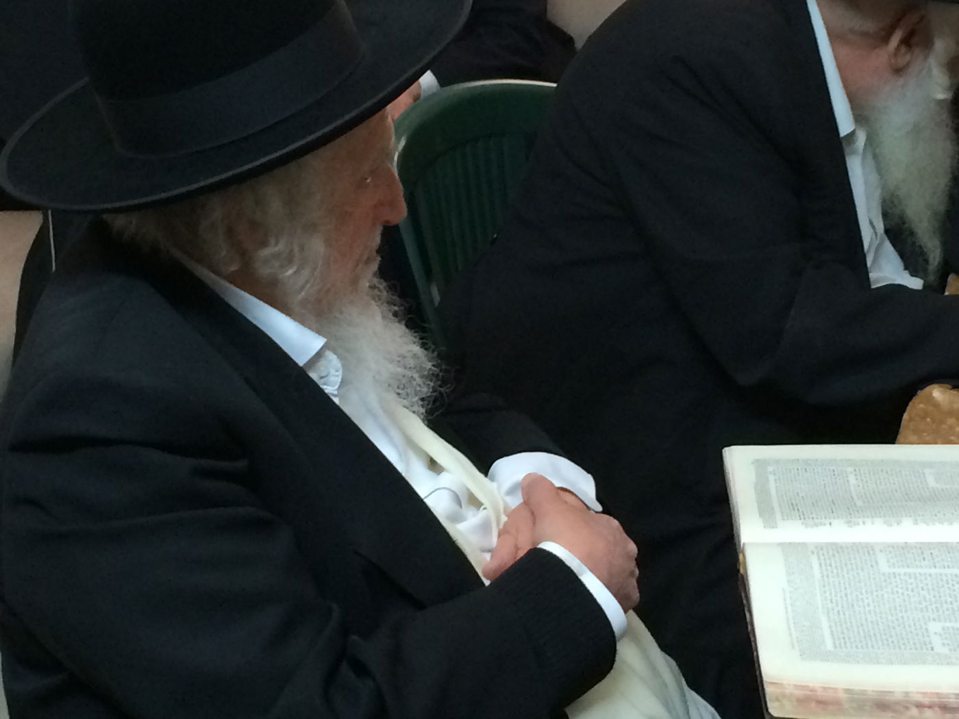 צפו: הגאון רבי שמואל אוירבך לומד לפני העצרת