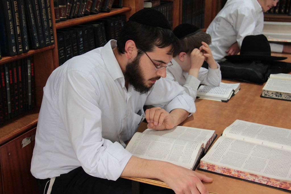 רגע לפני העצרת: עוסקים בתורה