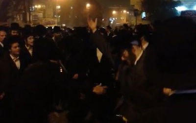 עשרות רקדו מול לשכת הגיוס: "רוצים לקחת את החילונים לישיבות"