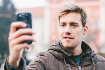 צילם סלפי ממושב הנוסע ברכב דוהר, ללא נהג