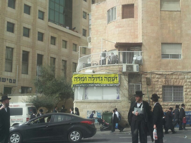 עצרת המיליון: סלון היופי הפך למרפסת של האדמו"ר מויז'ניץ