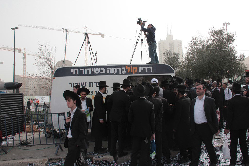 צפו: רדיו קול ברמה בשידור חי מ"עצרת המיליון"