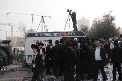 צפו: רדיו קול ברמה בשידור חי מ"עצרת המיליון"