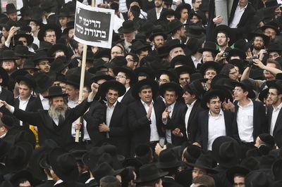 צפו בוידאו בלעדי: "אשורר שירה לכבוד התורה" מתחת לגשר המיתרים