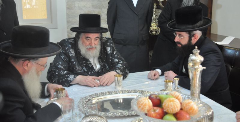 האדמו"ר מויז'ניץ נגד הסרוגים: למה קוראים להם "הבית היהודי"?