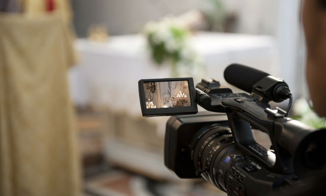 חשד בבני ברק: שני צלמים תיעדו זוגות חרדים בסתר