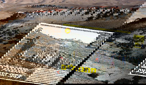 יתד נאמן, ברקע: התנחלות במעלה אדומים