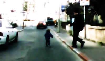 הפעוט מתפרץ לכביש