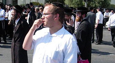 לוינסון, מחופש לחרדי