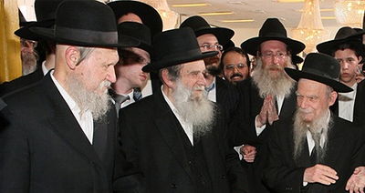 מימין: הגר"ג אדלשטיין, הגר"י צוקרוב ומחותנו הגר"י ברטלר