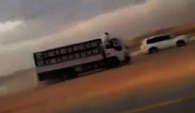 סעודיה: שוטר נתלה על משאית בנסיעה והצליח להגיע עד לתא הנהג