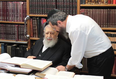 הרב משה יוסף חושף סיפורים על אביו