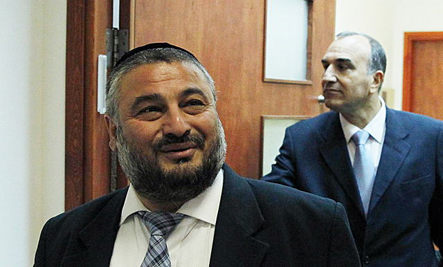 משה אבוטבול, מאחוריו: אלי כהן