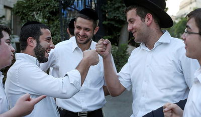 חרדים, מרוצים. למצולמים אין קשר לנאמר בידיעה