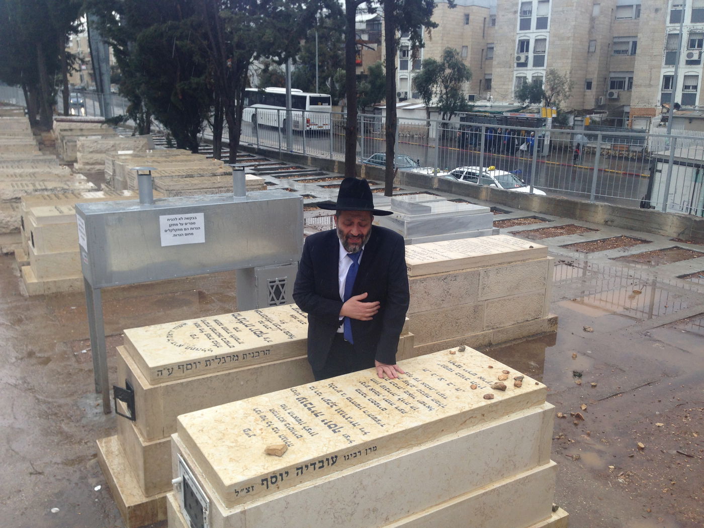 לאחר הניצחון בבית שמש: אריה דרעי עלה לציון מרן הרב עובדיה