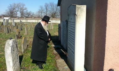 הרב גרוס בקבר הסבא