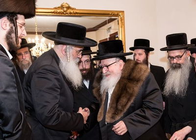 האדמו"ר מסקווירא בירך את הרבי מדושינסקי לרגל חתונת בנו