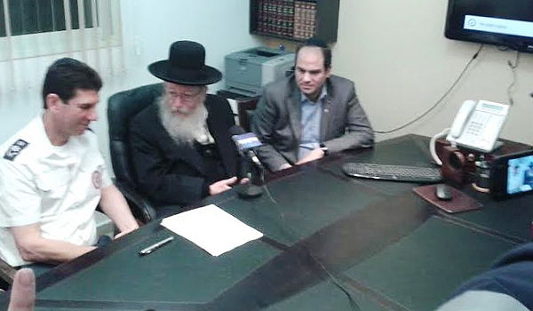 החתימה על ההסכם. במרכז: ח"כ ליצמן שתיווך בין הארגונים