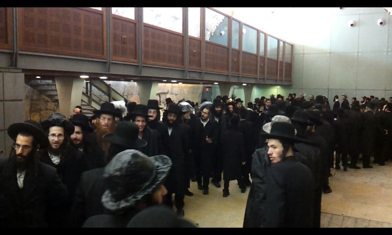 צפו: הרב אליעזר ברלנד ביקש והחסידים התפללו