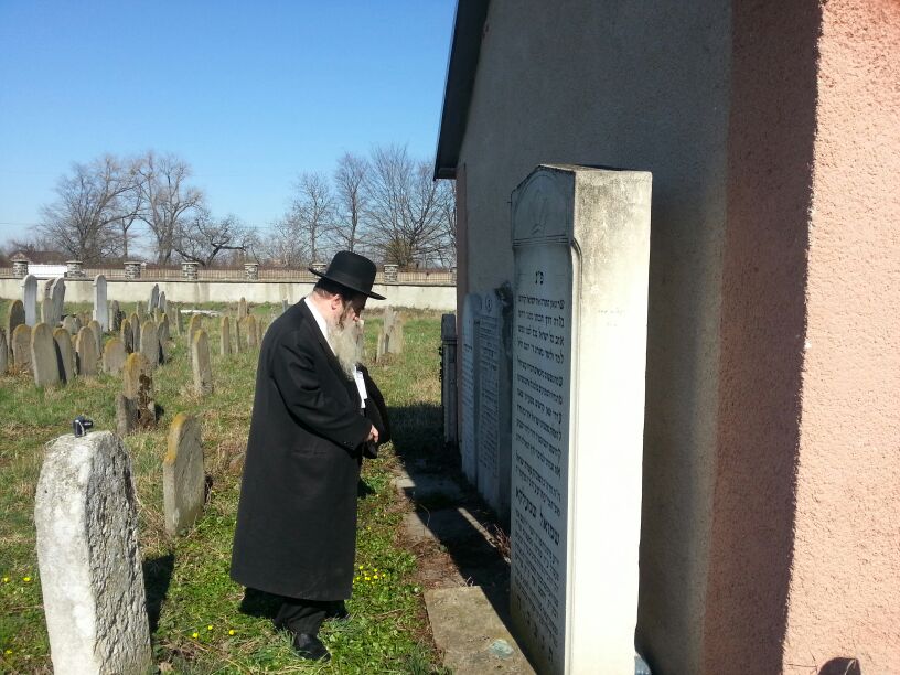 תיעוד בלעדי: התפילה בקבר סביו של יאיר לפיד