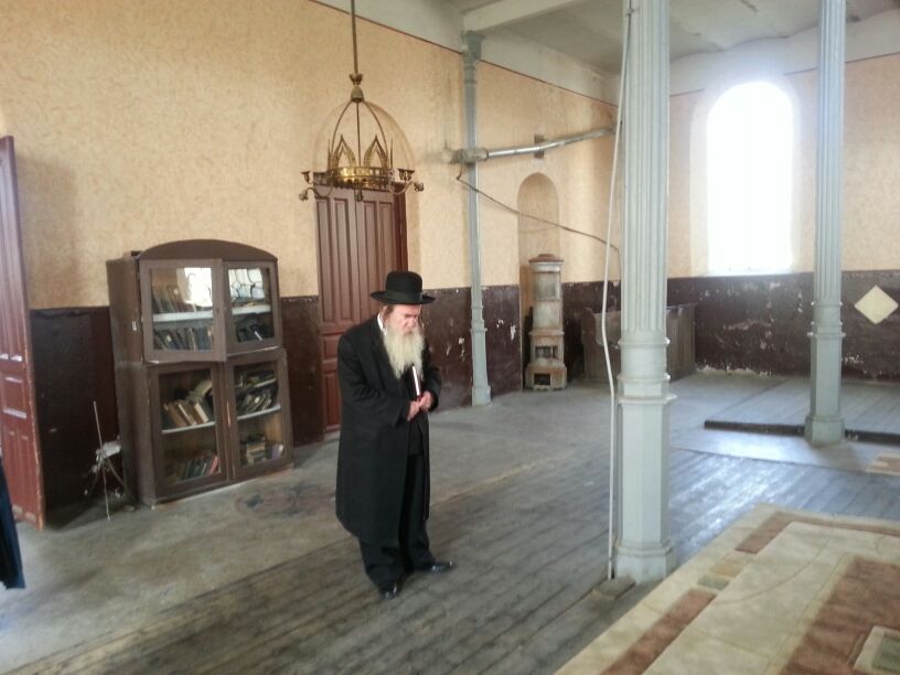 תיעוד בלעדי: התפילה בקבר סביו של יאיר לפיד