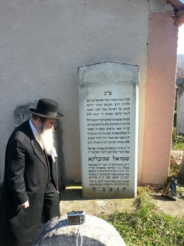 תיעוד בלעדי: התפילה בקבר סביו של יאיר לפיד