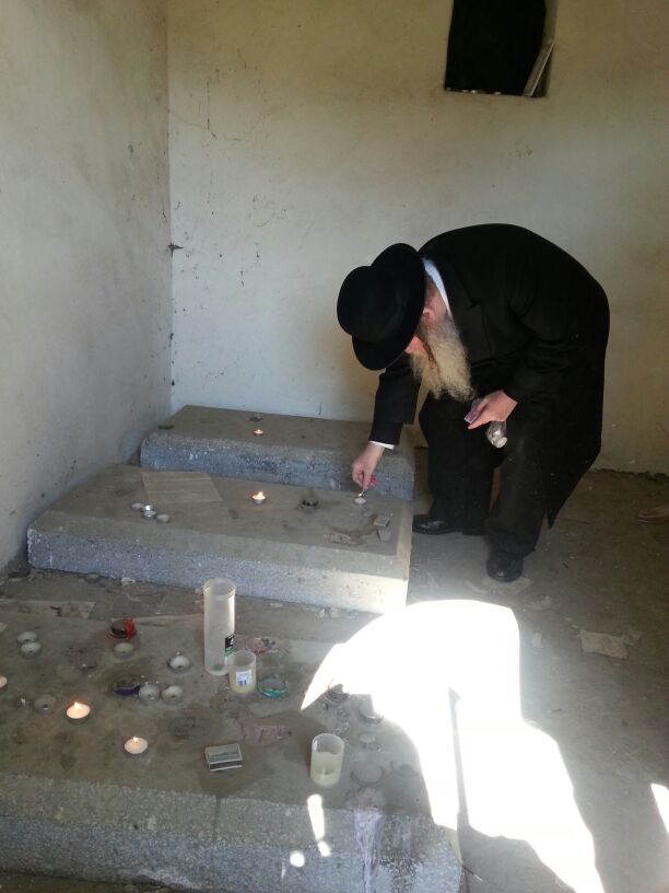 תיעוד בלעדי: התפילה בקבר סביו של יאיר לפיד