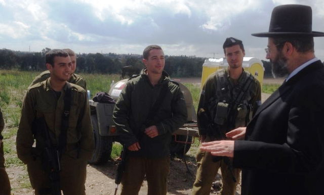 הרב דוד לאו ביקר בשדרות: "חיילי 'כיפת ברזל' מחויכים ומלאי אמונה"