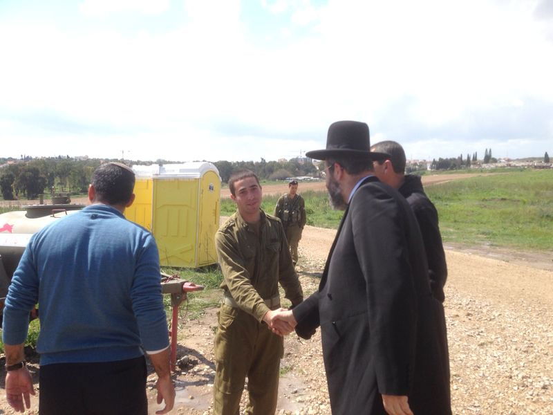 הרב דוד לאו ביקר בשדרות: "חיילי 'כיפת ברזל' מחויכים ומלאי אמונה"