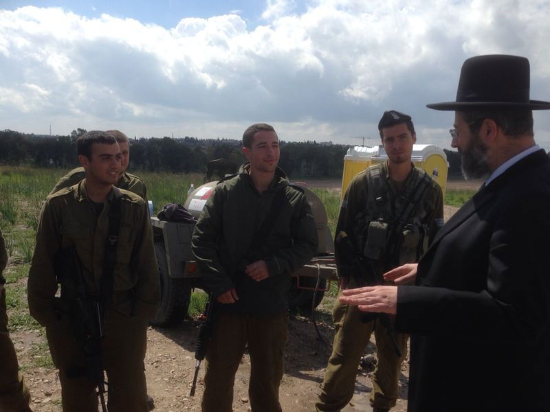 הרב דוד לאו ביקר בשדרות: "חיילי 'כיפת ברזל' מחויכים ומלאי אמונה"