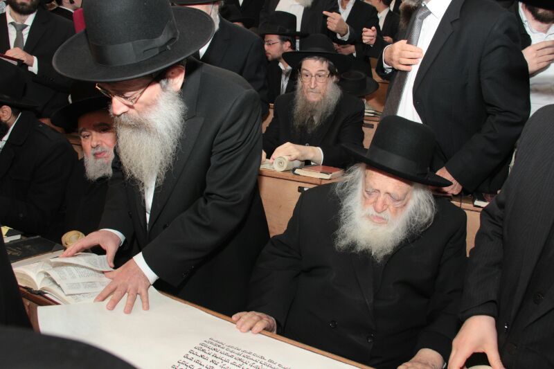 צפו בגלרית ענק: גדולי ישראל קוראים את המגילה