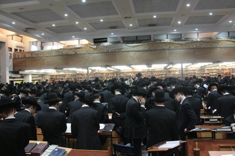 צפו בגלרית ענק: גדולי ישראל קוראים את המגילה