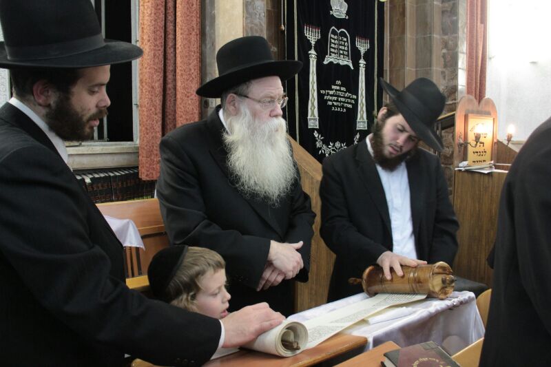 צפו בגלרית ענק: גדולי ישראל קוראים את המגילה