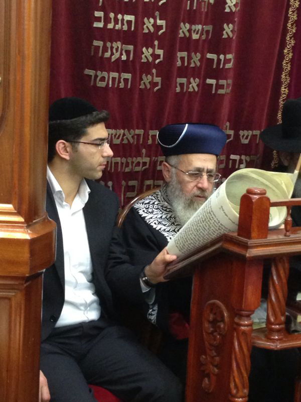 צפו: הגר"י יוסף בקריאת המגילה