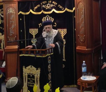 צפו: הגר"י יוסף בקריאת המגילה