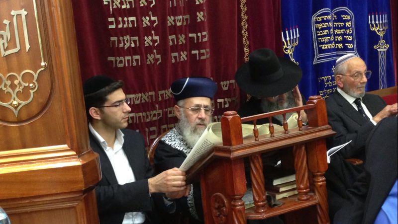 צפו: הגר"י יוסף בקריאת המגילה