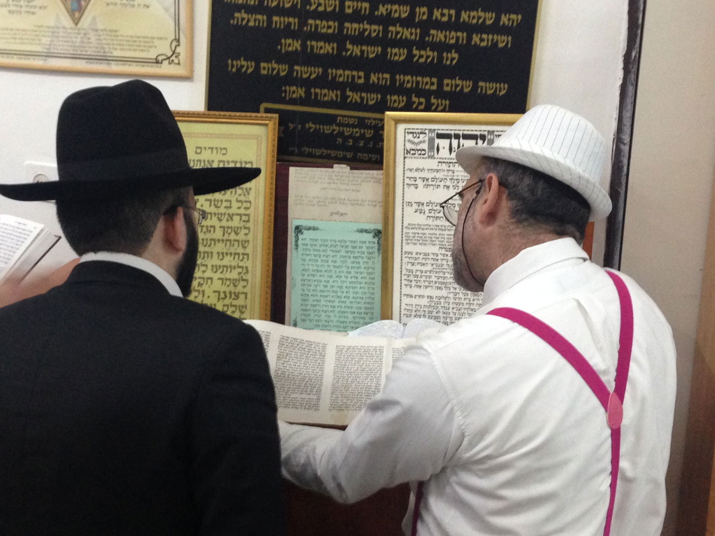 צפו בתמונות: קריאת המגילה בנווה יעקב