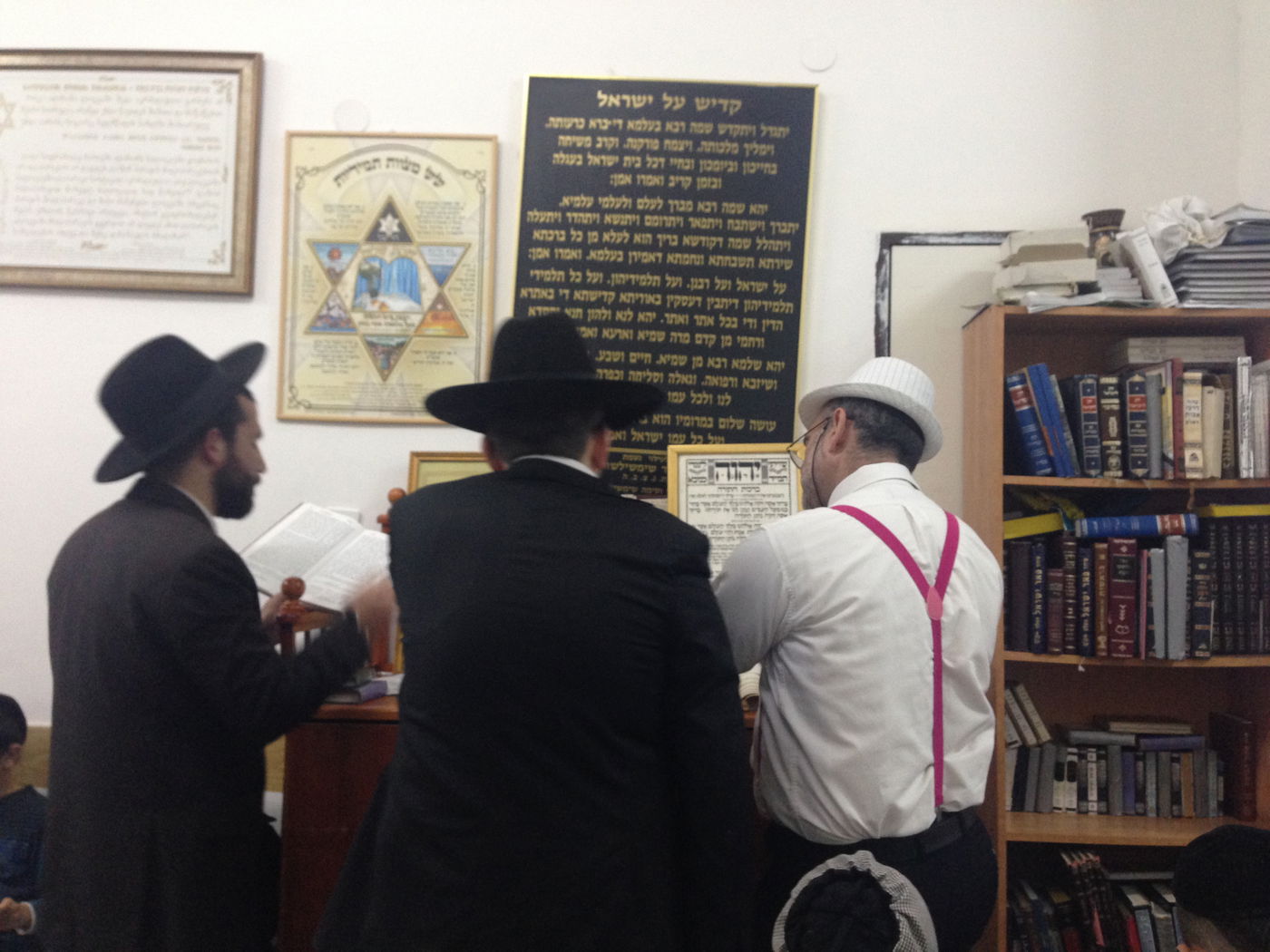 צפו בתמונות: קריאת המגילה בנווה יעקב