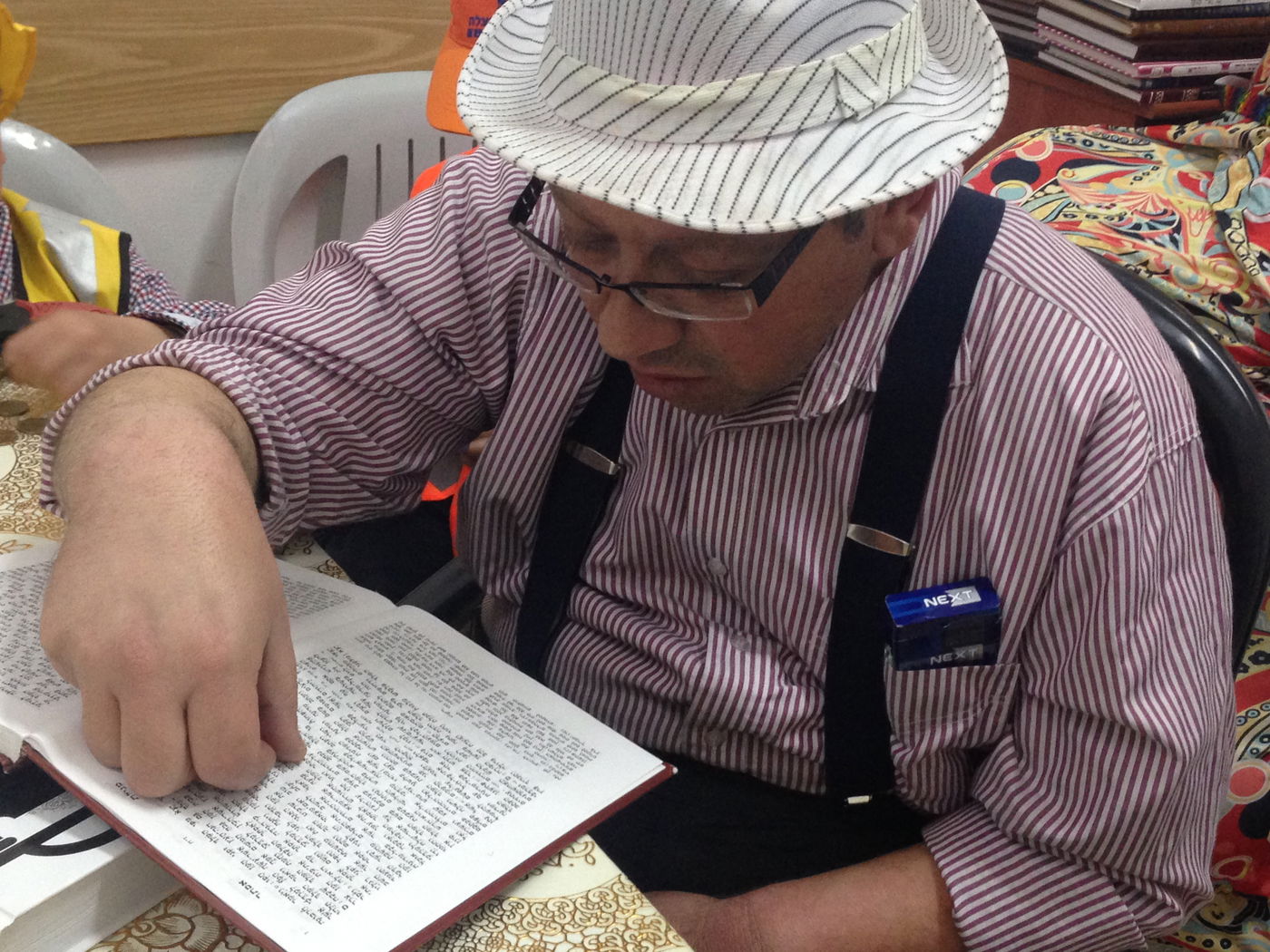 צפו בתמונות: קריאת המגילה בנווה יעקב