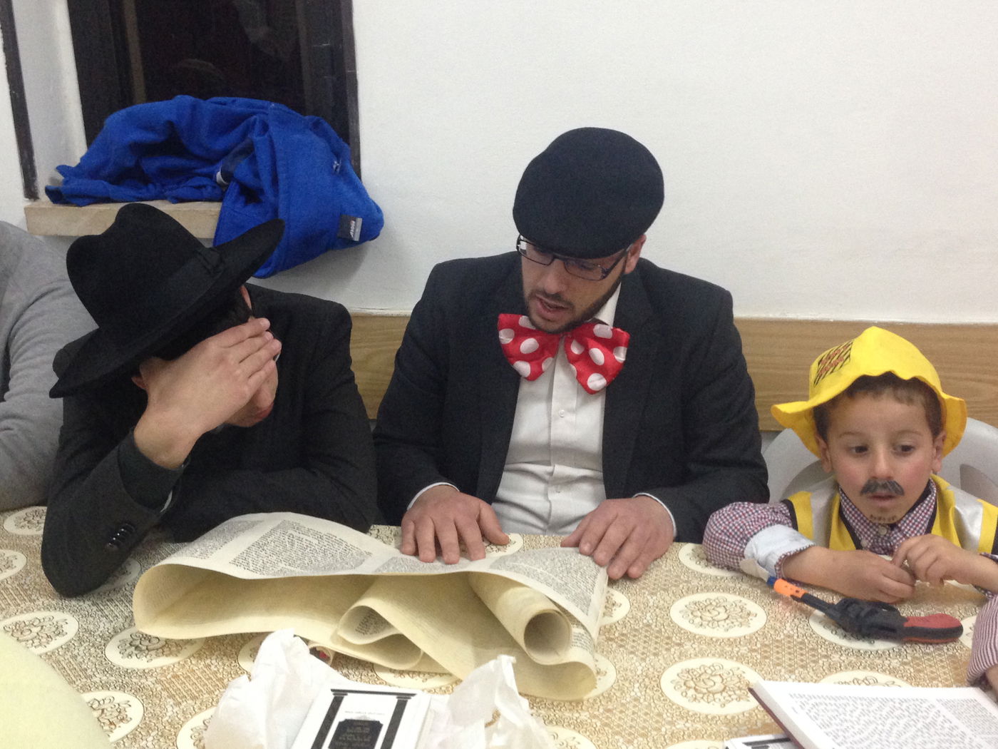 צפו בתמונות: קריאת המגילה בנווה יעקב