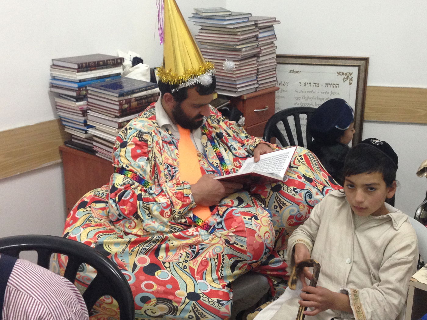 צפו בתמונות: קריאת המגילה בנווה יעקב