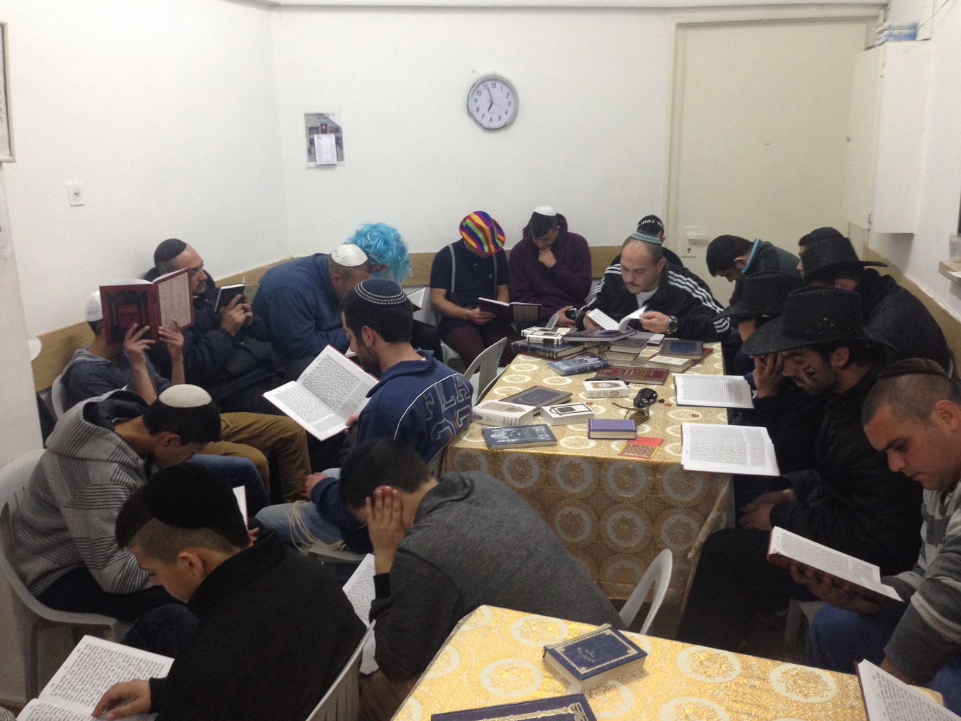 צפו בתמונות: קריאת המגילה בנווה יעקב