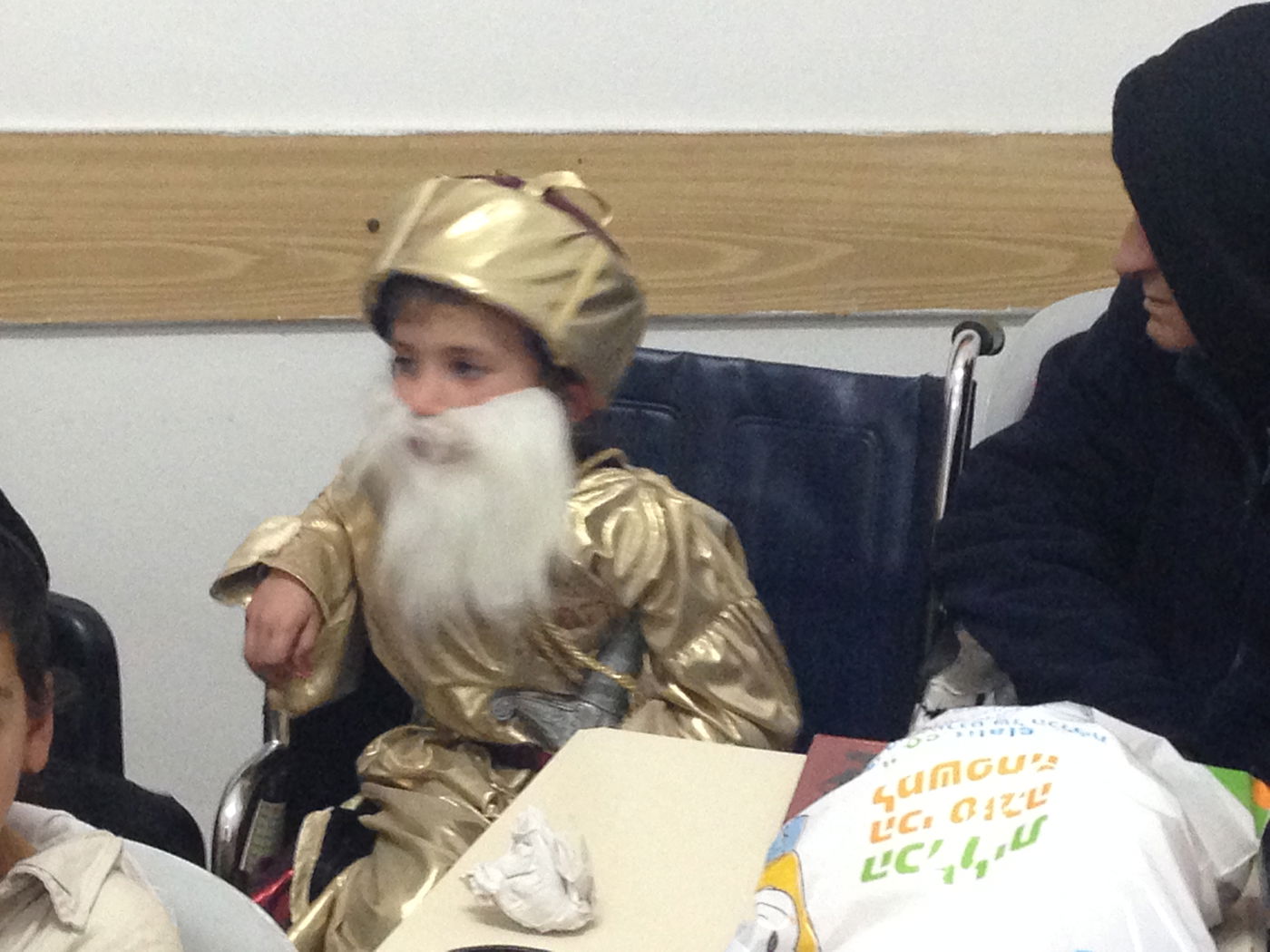 צפו בתמונות: קריאת המגילה בנווה יעקב