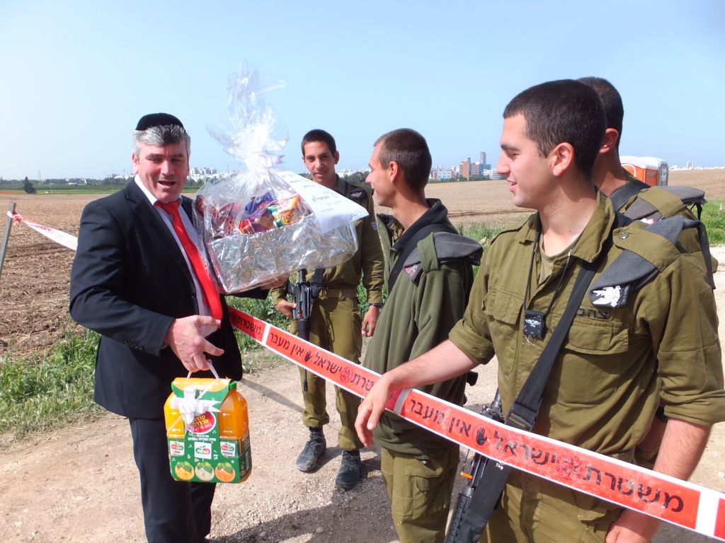 גם לחיילי כיפת ברזל מגיע משלוח מנות